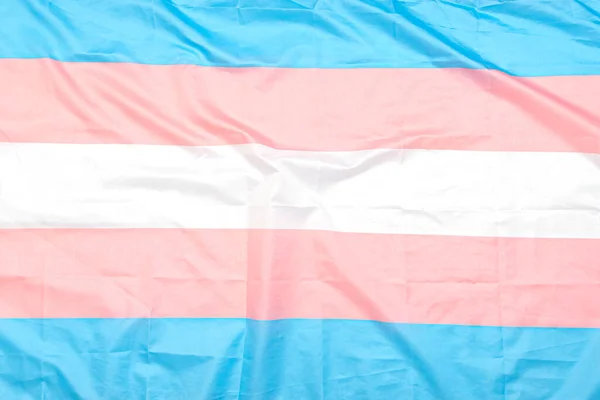 Beyaz, pembe, mavi şeritli transseksüel kumaş bayrağı. Arka plan veya doku olarak transseksüel gurur bayrağını kapat