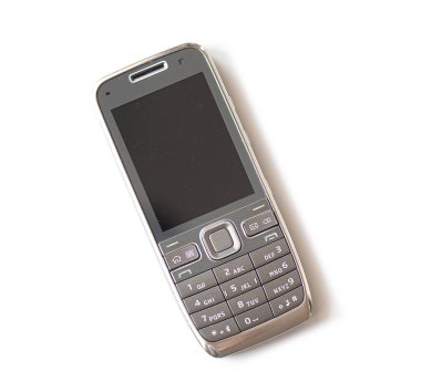 Kullanılmış eski plastik cep telefonu beyaz arkaplanda izole edildi