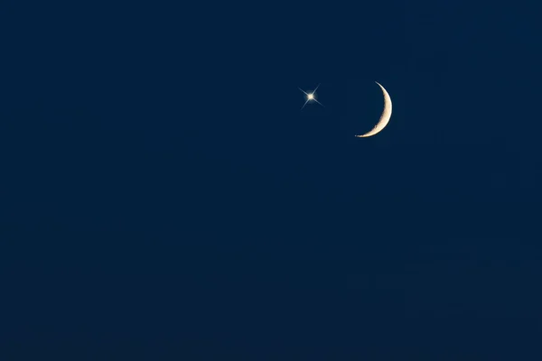 Croissant Lune Avec Étoile Sur Ciel Bleu Foncé Image Pour — Photo