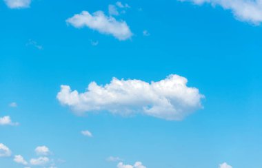 Mavi gökyüzünde kümülüs bulutları, doğa arka planı