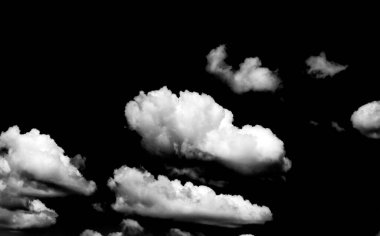 Siyah arkaplanda beyaz kümülüs bulutları