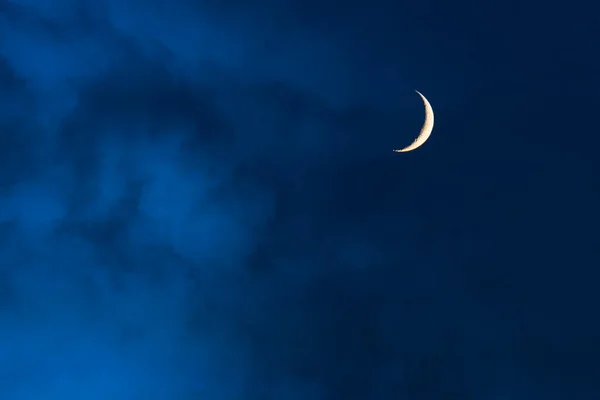 Céu Nebuloso Azul Com Lua Crescente Meia — Fotografia de Stock