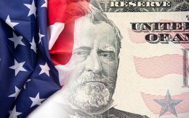 Amerikan bayrağı ve diplomat Ulysses S. Grant 'in portresi olan 50 dolarlık banknotlar, ekonomi konsepti.