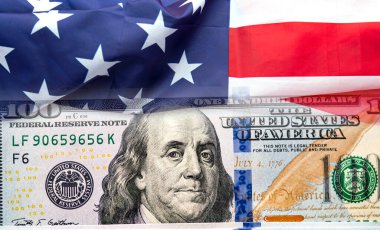 ABD bayrağı ve 100 dolarlık banknotlar ekonomi konsepti