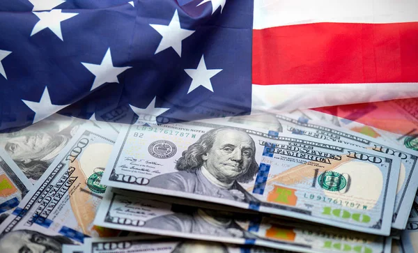 ABD bayrağı ve 100 dolarlık banknotlar ekonomi konsepti
