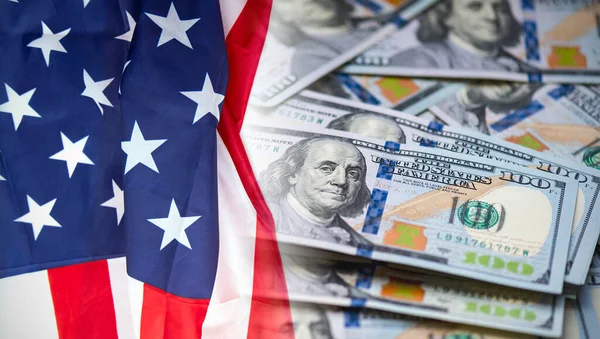 ABD bayrağı ve 100 dolarlık banknotlar ekonomi konsepti