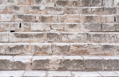 Eski bir taş merdivenin kalıntıları.