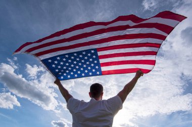 ABD 'de elinde Amerikan bayrağı sallayan adam, konsept resim