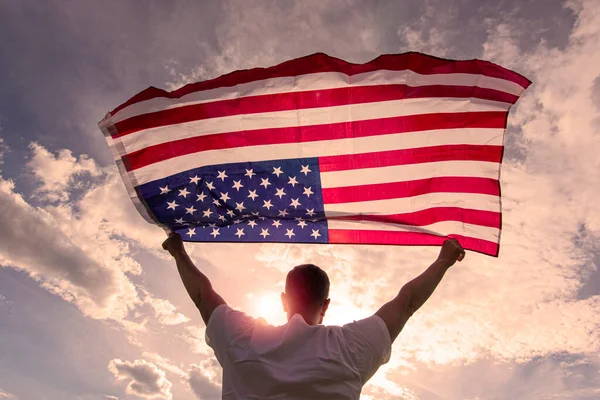 Mężczyzna Trzymający Rękach Amerykańską Flagę Usa Podczas Ciepłego Słonecznego Wieczoru — Zdjęcie stockowe