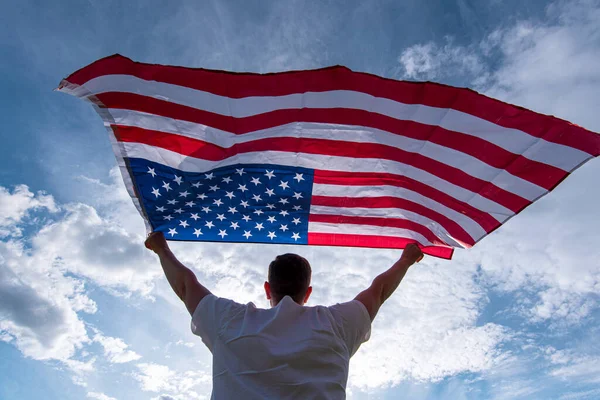 Mężczyzna Trzymający Ręku Amerykańską Flagę Usa Obraz Koncepcyjny — Zdjęcie stockowe