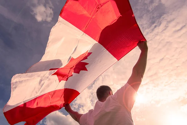 Hombre Sosteniendo Bandera Nacional Canadá — Foto de Stock