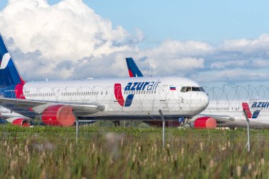 MOSCOW - 24 Temmuz: 24 Temmuz 'da Moskova' daki Vnukovo havaalanında AzurAir havayolları uçakları. Rusya 'da 2020