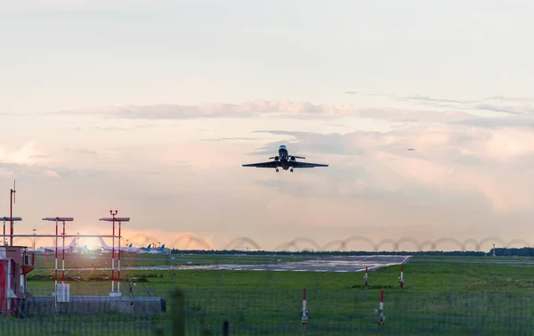 Avión Despegando Aeropuerto Por Noche —  Fotos de Stock