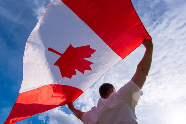 Hombre Sosteniendo Bandera Nacional Canadá Contra Cielo Azul — Foto de Stock