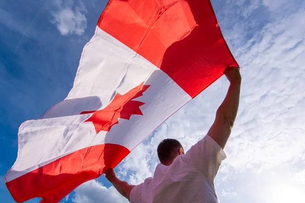 Uomo Con Bandiera Nazionale Del Canada Contro Cielo Blu — Foto Stock