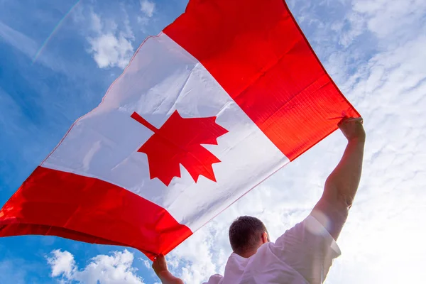 Hombre Sosteniendo Bandera Nacional Canadá Contra Cielo Azul — Foto de Stock