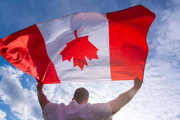 Hombre Sosteniendo Bandera Nacional Canadá Contra Cielo Azul — Foto de Stock