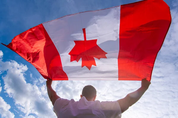 Uomo Con Bandiera Nazionale Del Canada Contro Cielo Blu — Foto Stock