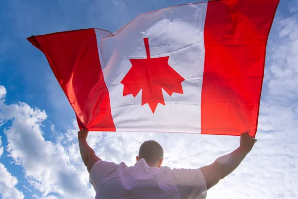 Hombre Sosteniendo Bandera Nacional Canadá Contra Cielo Azul — Foto de Stock