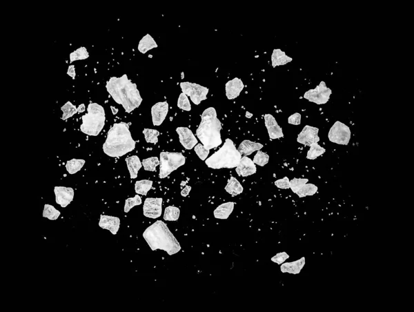 Siyah Zemin Üzerinde Izole Edilmiş Deniz Tuzu Kaba Tuz Kristallerinin — Stok fotoğraf