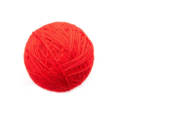 Rode Bal Met Wollen Draden Geïsoleerd Witte Achtergrond — Stockfoto