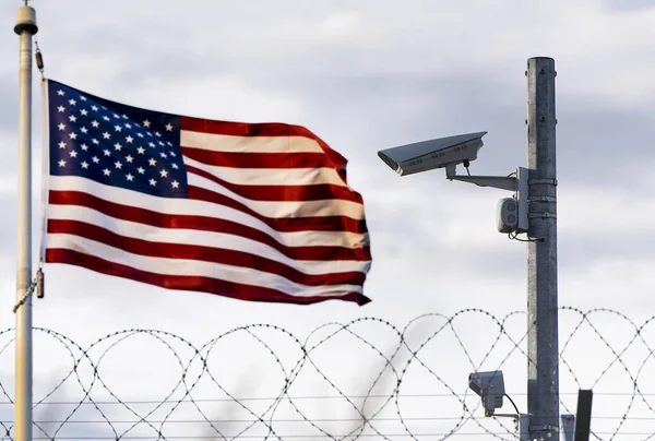 Grenze Überwachungskamera Stacheldraht Und Usa Flagge Konzeptbild — Stockfoto