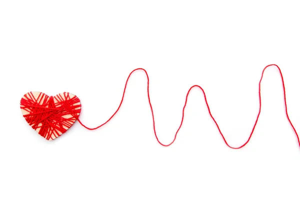 白い背景に隔離された赤いロープで脈として赤い線でハートの形 コンセプト医療画像 — ストック写真