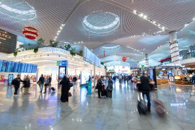 İSTANBUL - Ocak 03: İstanbul Havaalanı yolcuları. İstanbul Yeni İstanbul Havalimanı Havaliman, 3 Ocak 'ta İstanbul' da Noel ve Yeni Yıl madalyalarıyla. Türkiye 'de 2020
