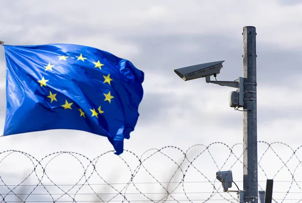 Флаг Европейского Союза Граница Камерой Наблюдения Колючей Проволокой Концептуальная Фотография — стоковое фото