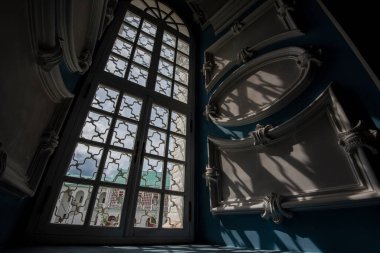 Ortodoks kilisesinin içi, pencereli, gölgeli ve güneşli barok tarzı.