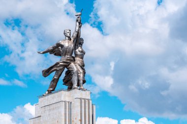 Anıt İşçisi ve Kolhoz Kadın ya da Rusya 'da Moskova' da Rabochiy i Kolkhoznitsa heykeli.