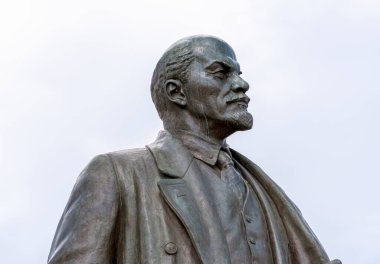 MOSCOW - 09 Ağustos 'ta Moskova' da Vladimir Lenin anıtı. Rusya 'da 2020 yılı. Vladimir Lenin bir Rus devrimci, politikacı ve politik teorisyendi..