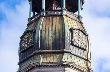 Riga, Letonya 'daki eski bir kasaba olan St. Peters Kilisesi' nin saatiyle kuleye yakın çekim