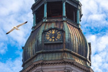 Riga, Letonya 'daki eski bir kasaba olan St. Peters Kilisesi' nin saatiyle kuleye yakın çekim