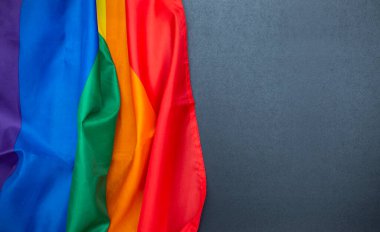 Tahtada gökkuşağı LGBT bayrağı, metin için alanı olan siyah tahta, arka planda eşcinsel bayrağı, konsept resmi