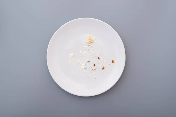 White Plate Crumbs Cream Sweet Cake Top View — Stock Photo, Image