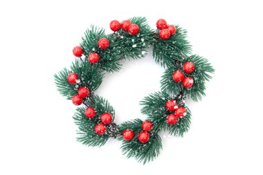 Yılbaşı çelengi beyaza izole edilmiş.