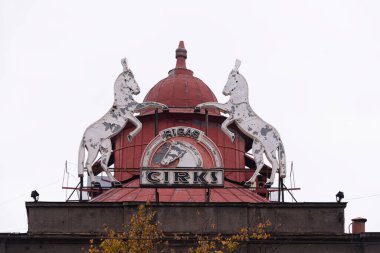 Riga Circus, Riga 'nın çatısında 07 Ekim' de vintage işareti. Letonya 'da 2018