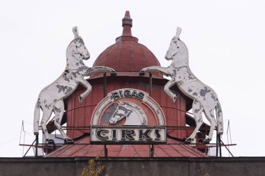 Riga Circus, Riga 'nın çatısında 07 Ekim' de vintage işareti. Letonya 'da 2018