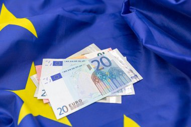 Avrupa Birliği 'nin bayrağı ve biraz para üstte, konsept resim