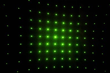 Siyah arkaplanda yeşil lazer ışığının soyut çizgileri