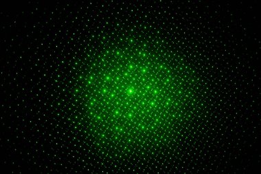 Siyah arkaplanda yeşil lazer ışığının soyut çizgileri