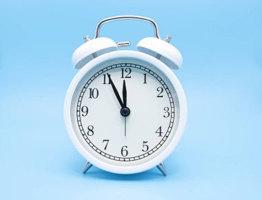 Mavi arkaplanda beyaz klasik alarm saati, konsept resim