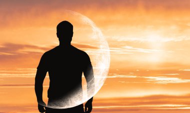 Gün batımında şeffaf hilal ya da turuncu gökyüzü önünde ay olan insan silueti, uzay, astronomi ve astroloji hakkında konsept resim