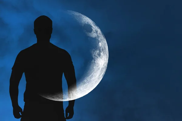 Silhueta Homem Com Crescente Transparente Lua Corpo Céu Azul Dianteiro — Fotografia de Stock