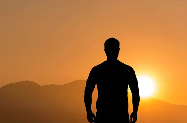 Silhouette Uomo Piedi Fronte Alle Montagne Durante Bel Tramonto — Foto Stock