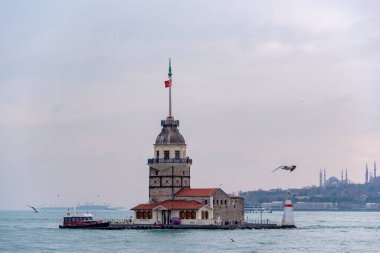 31 Aralık 'ta Martı Maiden Tower veya Kiz Kulesi, Boğaz' da Gemiler ve Turistlerle birlikte uçuyor. Türkiye 'de 2019