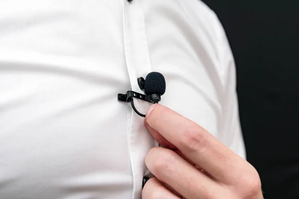 Hombre Vistiéndose Camisa Blanca Sosteniendo Pequeño Micrófono Lavalier —  Fotos de Stock