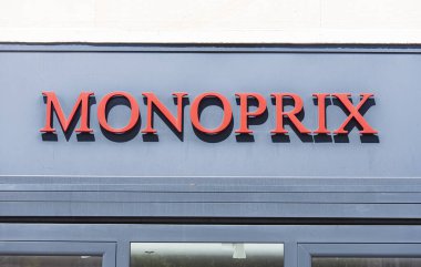 PARIS - 30 Nisan 'da Paris' te Monoprix logotype. Fransa 'da 2018. Monoprix, gıda mağazaları ile donanım, giysi, ev eşyaları ve hediyeleri bir araya getiriyor..