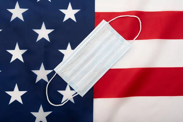 Chirurgische Maske Medizinische Maske Auf Flagge Der Usa Konzeptbild — Stockfoto